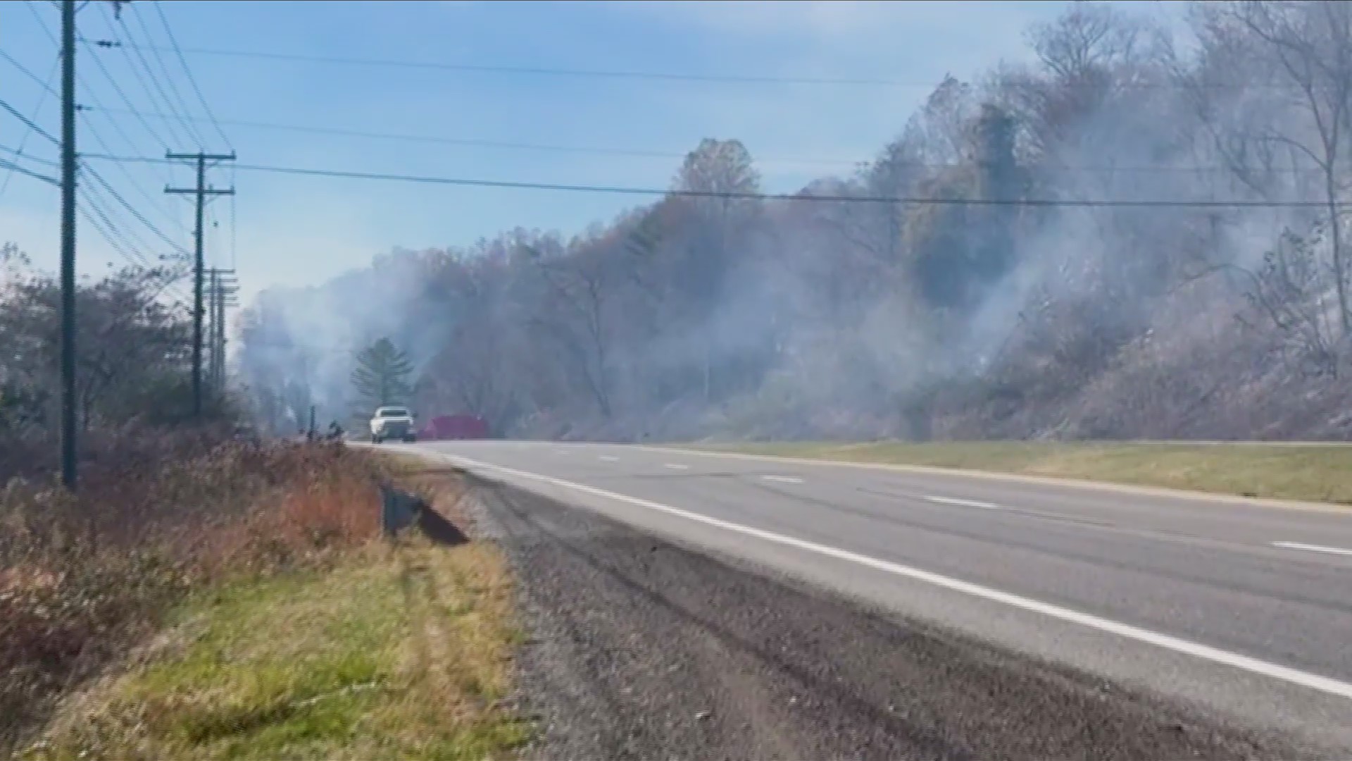 Firefighters battle brush fire, lane closure on U.S. Route 460 – WFXRtv