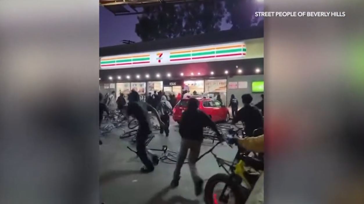 Video captures 50 juveniles ransacking 7-Eleven in Los Angeles – KTLA