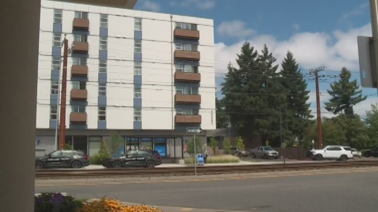 Suspect in custody after standoff on Portland apartment roof – KOIN.com