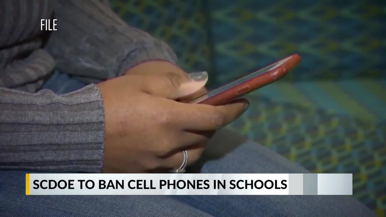 Cell phone ban could be coming to South Carolina schools WBTW